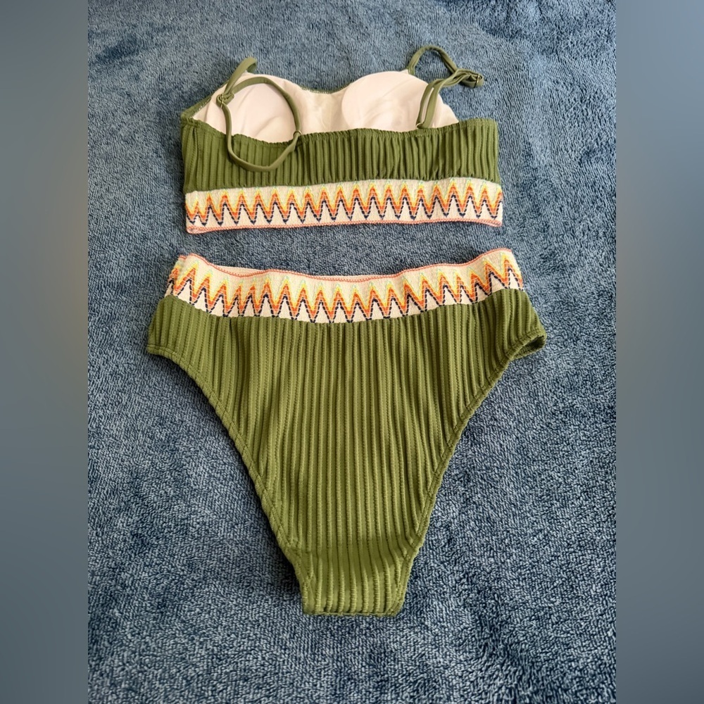 Green Ribbed Bikini Set with Zigzag Pattern - Picture 3 of 3